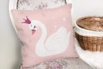 - K2143-2 - Realhomes Pembe Zeminli Kuğu Desenli Dijital Baskılı Yastık Kılıfı Realhomes