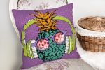 - realhomesK3274-1 - Realhomes Mor Zeminde Tropikal Ananas Desenli Dijital Baskılı Kırlent Kılıfı Realhomes