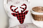 - realhomesK3369-1 - Realhomes  Ekose Geyik Kırmızı Siyah Tasarımlı Dekoratif Yastık Kırlent Kılıfı Realhomes