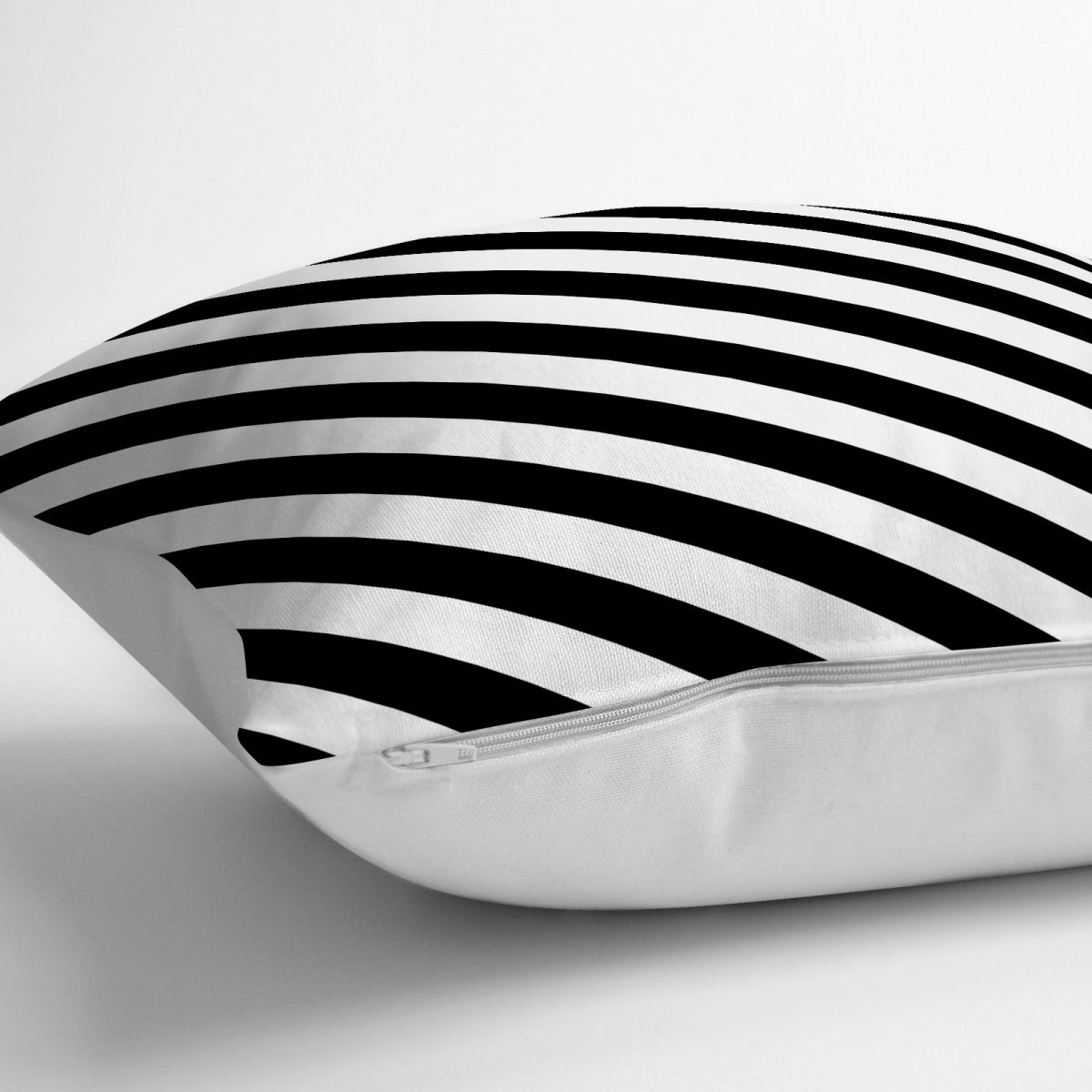 Siyah Beyaz Şeritli Dijital Baskılı Yer Minderi - 70 x 70 cm Realhomes