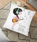 - yerminderi-YER-2329 - Realhomes  Şarkı Söyleyen Kız Desenli Dijital Baskılı Yer Minderi - 70 x 70 cm Realhomes