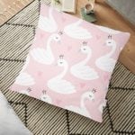 Pudra Renk Prenses Taç Motifli Dijital Baskılı Yer Minderi - 70 x 70 cm Realhomes