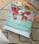 Yeşil Zeminde Yılbaşı Konsepti Desenli Dekoratif Yer Minderi - 70 x 70 cm Realhomes