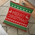 Yeşil Zeminde Yılbaşı Geyikleri Desenli Dekoratif Yer Minderi - 70 x 70 cm Realhomes