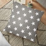 Kırmızı Zemin Ananas Desenli Dekoratif Yer Minderi - 70 x 70 cm Realhomes