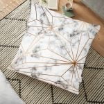 Pembe Zeminde Kartanesi Detaylı Özel Tasarım Yer Minderi - 70 x 70 cm Realhomes