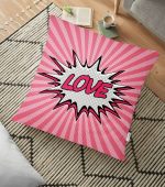 - yerminderi-YER-3298 - Realhomes  Pembe Zeminli Love Desenli Dijital Baskılı Dekoratif Yer Minderi - 70 x 70 cm Realhomes