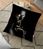 - yerminderi-YER-3350 - Realhomes  Siyahı Kadın Motifli Özel Tasarım Yer Minderi - 70 x 70 cm Realhomes