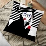 Çiçekli Kız Çizimli Modern Dekoratif Yer Minderi - 70 x 70 cm Realhomes