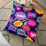 Beyaz Zeminde XO Tasarımlı Dijital Baskılı Dekoratif Yer Minderi - 70 x 70 cm Realhomes