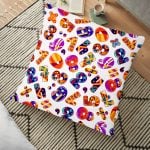 Beyaz Zeminde Renkli Harfler Tasarımlı Dekoratif Yer Minderi - 70 x 70 cm Realhomes