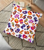 - yerminderi-YER-3561 - Realhomes  Beyaz Zeminli 3D Harfler Dijital Baskılı Dekoratif Yer Minderi - 70 x 70 cm Realhomes