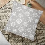 Beyaz Zeminde Renkli Harfler Tasarımlı Dekoratif Yer Minderi - 70 x 70 cm Realhomes