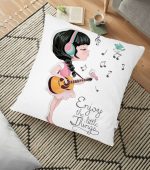 - yerminderi-YER-705 - Realhomes Fashion Müzisyen Kız Tasarımlı Dijital Baskılı Dekoratif Yer Minderi - 70 x 70 cm Realhomes