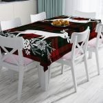 Yeşil Zeminde Yılbaşı Geyikleri Desenli Dekoratif Leke Tutmaz Masa Örtüsü Realhomes