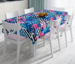 - realhomesMasa3389 - Realhomes  Geometrik Mavi Pempe Flamingo Tasarımlı Dijital Baskılı Leke Tutmaz Masa Örtüsü Realhomes