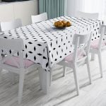 RealHomes Siyah Zeminde Beyaz Bordürlü Dijital Baskılı Leke Tutmaz Masa Örtüsü Realhomes