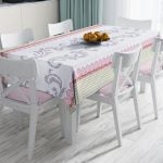 RealHomes Siyah Zeminde Beyaz Bordürlü Dijital Baskılı Leke Tutmaz Masa Örtüsü Realhomes