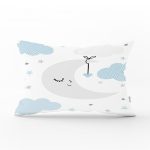 - Dik-4488 - Realhomes Mavi Beyaz Zeminde Hello Yazılı Bebek Odası Dikdörtgen Yastık Kılıfı Realhomes