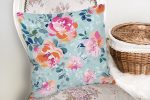 - realhomescomtr-K3826-1 - Realhomes  Realhomes Açık Mavi  Zeminde Rengarenk Çiçekler Dijital Baskılı Modern Yastık Kırlent Kılıfı Realhomes