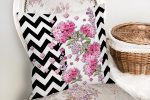 - realhomescomtr-K4172-1 - Realhomes  Siyah Zigzag Zeminde İlkbahar Çiçekleri Temalı Yastık Kırlent Kılıfı Realhomes