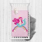 - Rh-Yatak-4317p - Realhomes  Pembe Zeminde Denizkızı Desenli Dijital Baskılı Çocuk Odası Yatak Örtüsü Realhomes