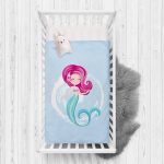 - Rh-Yatak-4318m - Realhomes  Mavi Zeminde Denizkızı Desenli Dijital Baskılı Çocuk Odası Yatak Örtüsü Realhomes