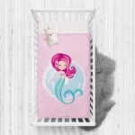 - Rh-Yatak-4318p - Realhomes  Pembe Zeminde Denizkızı Desenli Dijital Baskılı Çocuk Odası Yatak Örtüsü Realhomes