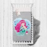 - Rh-Yatak-4331g - Realhomes  Gri Zeminde Denizkızı Tasarımlı Dijital Baskılı Çocuk Odası Yatak Örtüsü Realhomes