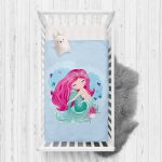 - Rh-Yatak-4331m - Realhomes  Mavi Zeminde Denizkızı Tasarımlı Dijital Baskılı Çocuk Odası Yatak Örtüsü Realhomes