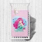 - Rh-Yatak-4331p - Realhomes  Pembe Zeminde Denizkızı Tasarımlı Dijital Baskılı Çocuk Odası Yatak Örtüsü Realhomes