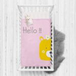 - Rh-Yatak-4372p - Realhomes  Sarı Ayıcık Hello Motifli Çocuk Odası Yatak Örtüsü Realhomes