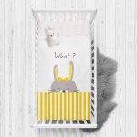 - Rh-Yatak-4374 - Realhomes Beyaz Zeminde Gri Sarı Ayıcık Motifli Bebek Odası Yatak Örtüsü Realhomes