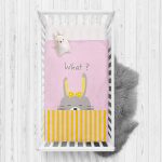 Pembe Zeminde Gri Sarı Ayıcık Motifli Bebek Odası Yatak Örtüsü Realhomes