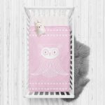 - Rh-Yatak-4380 - Realhomes Pembe Zeminde Baykuş Özel Tasarımlı Bebek Odası Yatak Örtüsü Realhomes