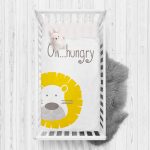 - Rh-Yatak-4381 - Realhomes  Beyaz Zeminde Hungry Aslan Motifli Dijital Baskılı Bebek Odası Yatak Örtüsü Realhomes