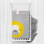 - Rh-Yatak-4381g - Realhomes  Gri Zeminde Hungry Aslan Motifli Dijital Baskılı Bebek Odası Yatak Örtüsü Realhomes