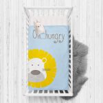 Mavi Zeminde Hungry Aslan Motifli Dijital Baskılı Bebek Odası Yatak Örtüsü Realhomes