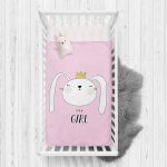 - Rh-Yatak-4388 - Realhomes Pembe Zeminde Its Girl Tavşan Motifli Bebek Odası Yatak Örtüsü Realhomes