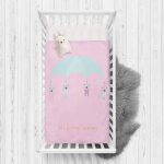 - Rh-Yatak-4393 - Realhomes  Pembe Zeminde Şemsiye ve Sevimli Ayıcıklar Motifli Bebek Odası Yatak Örtüsü Realhomes