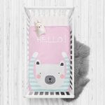 - Rh-Yatak-4396 - Realhomes  Pembe Zeminde Sevimli Ayıcık Motifli Bebek Odası Yatak Örtüsü Realhomes