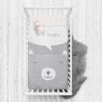 - Rh-Yatak-4406 - Realhomes  Gri Zeminde Mutlu Ayıcık Desenli Bebek Odası Yatak Örtüsü Realhomes