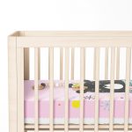 Pembe Zeminde Atkılı Ayıcık Desenli Bebek Odası Yatak Örtüsü Realhomes