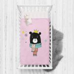 Pembe Zeminde Atkılı Ayıcık Desenli Bebek Odası Yatak Örtüsü Realhomes