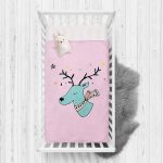 - Rh-Yatak-4434 - Realhomes  Pembe Zeminde Mavi Geyik Çizimli Bebek Odası Yatak Örtüsü Realhomes