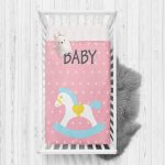 - Rh-Yatak-4465 - Realhomes  Pembe Zeminde Bebek Arabası Desenli Bebek Odası Yatak Örtüsü Realhomes