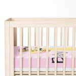 - Rh-Yatak-4475-1 - Realhomes  Pembe Zeminde Balon ve Zürafa Desenli Özel Tasarım Bebek Odası Yatak Örtüsü Realhomes