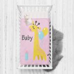 - Rh-Yatak-4475 - Realhomes  Pembe Zeminde Balon ve Zürafa Desenli Özel Tasarım Bebek Odası Yatak Örtüsü Realhomes