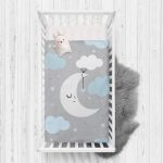 - Rh-Yatak-4488g - Realhomes  Mavi Bulut ve Gri Ay Tasarımlı  Bebek Odası Yatak Örtüsü Realhomes