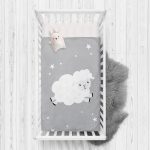 - Rh-Yatak-4491 - Realhomes  Gri Zeminde Sevimli Kuzucuk Tasarımlı Bebek Odası Yatak Örtüsü Realhomes